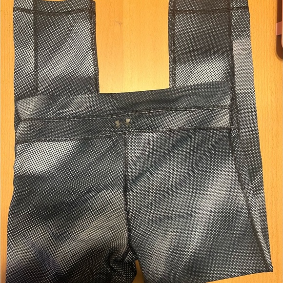 Like New Under Armour HeatGear Capri Leggings - Picture 5 of 16